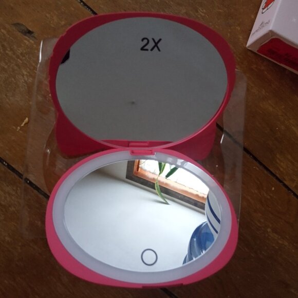 Hello Kitty Compact Mirror NIB - Picture 4 of 4